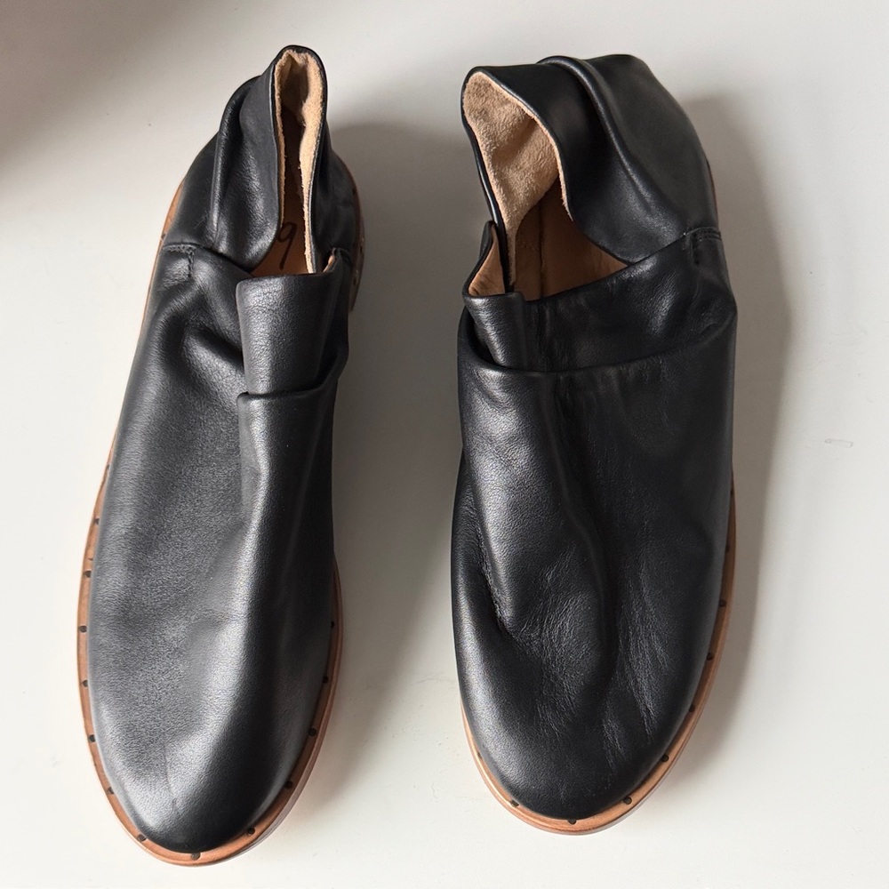beek Black Leather Women's Loafers